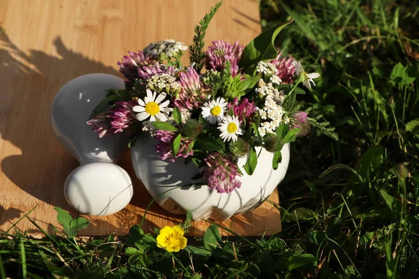 Mortier Céramique Avec Pilon Différentes Fleurs Sauvages Herbes Sur Herbe — Photo