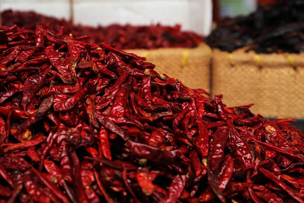 Haufen Würziger Getrockneter Roter Chilischoten Auf Dem Markt — Stockfoto