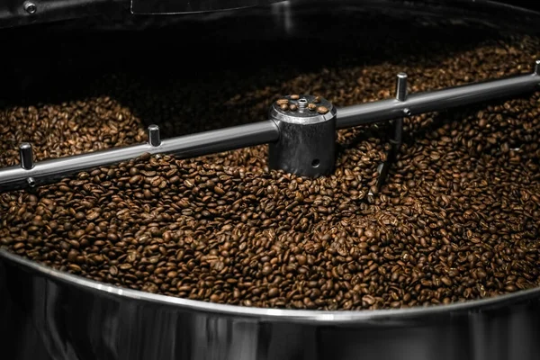 Moderne Kaffeeröster Maschine Mit Bohnen Nahaufnahme — Stockfoto