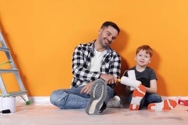 Padre Figlio Con Rulli Vicino Muro Arancione Lavoro Riparazione — Foto Stock