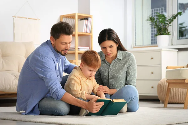 快乐的家人一起在客厅的地板上看书 — 图库照片