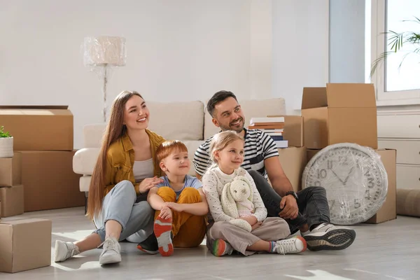 Happy Family Sitting Floor New Apartment Moving Day — Stock Photo, Image