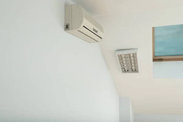 Condicionado Moderno Parede Branca Dentro Casa — Fotografia de Stock