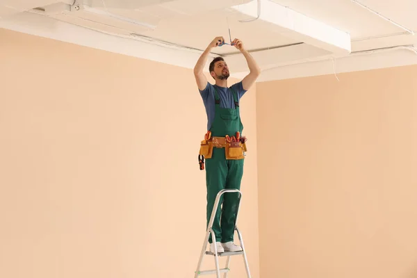 Elektricien Uniform Met Isolatietape Die Plafondbedrading Binnen Repareert Ruimte Voor — Stockfoto