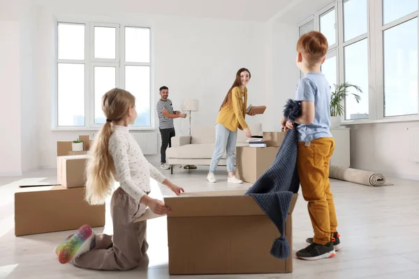 Mutlu Aile Yeni Evine Yerleşiyor Kutuları Açıyor Taşınma Günü — Stok fotoğraf