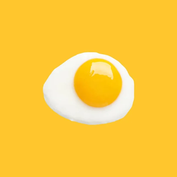 黄色の背景においしいフライドチキンの卵 トップビュー — ストック写真