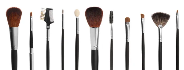 Beyaz Arka Planda Kozmetik Ürünler Uygulamak Için Farklı Makyaj Fırçalarıyla — Stok fotoğraf