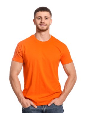 Beyaz arka planda turuncu tişört giyen bir adam. Tasarım için model
