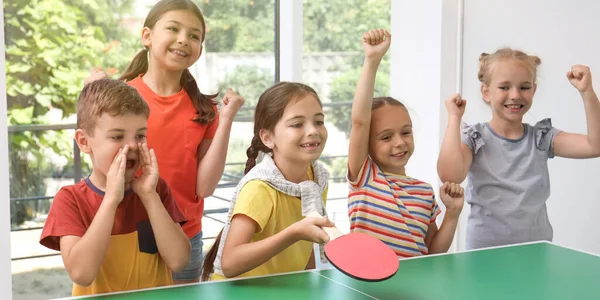 Bonito Crianças Felizes Jogando Ping Pong Dentro Casa Design Banner — Fotografia de Stock