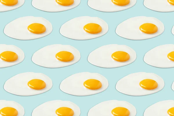 Muchos Huevos Pollo Fritos Sabrosos Sobre Fondo Azul Claro — Foto de Stock