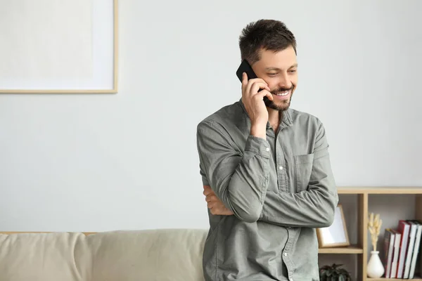 Evde Akıllı Telefondan Konuşan Mutlu Bir Adam Mesaj Için Yer — Stok fotoğraf