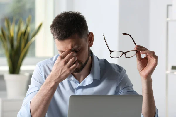 Muž Brýlemi Trpící Oční Vadou Úřadu — Stock fotografie