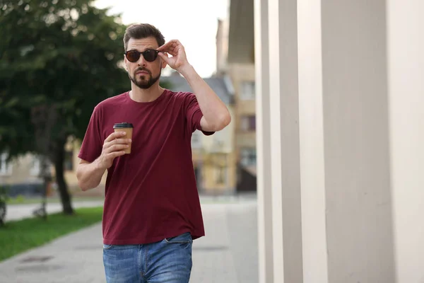 Όμορφος Άνθρωπος Φλιτζάνι Ποτό Περπατώντας Στο Δρόμο Της Πόλης — Φωτογραφία Αρχείου