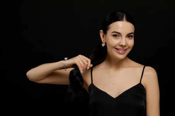Jonge Vrouw Met Elegante Parel Sieraden Zwarte Achtergrond — Stockfoto
