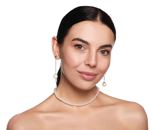 Jeune Femme Portant Des Bijoux Perles Élégantes Sur Fond Blanc — Photo