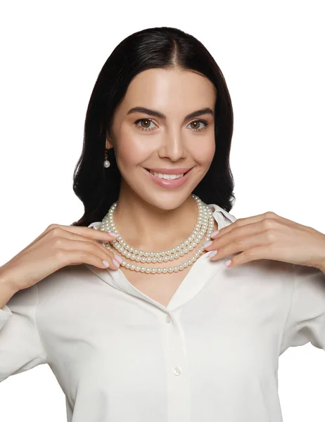 白い背景にエレガントな真珠のジュエリーを身に着けている若い女性 — ストック写真