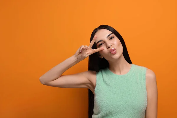 Mooie Jonge Vrouw Die Kus Blaast Oranje Achtergrond Ruimte Voor — Stockfoto