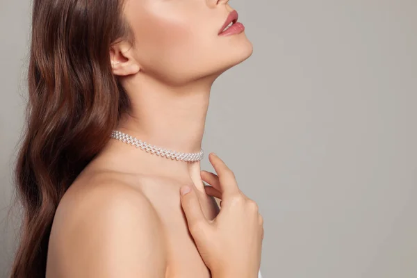 Giovane Donna Che Indossa Elegante Collana Perle Sfondo Grigio Primo — Foto Stock