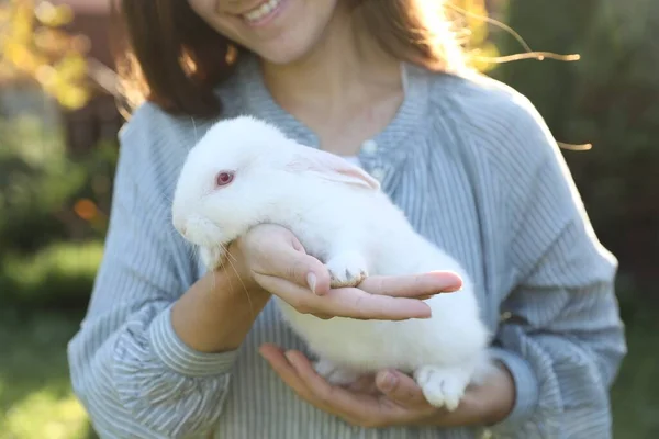 Щаслива Жінка Тримає Милий Кролик Відкритому Повітрі Сонячний День Крупним — стокове фото