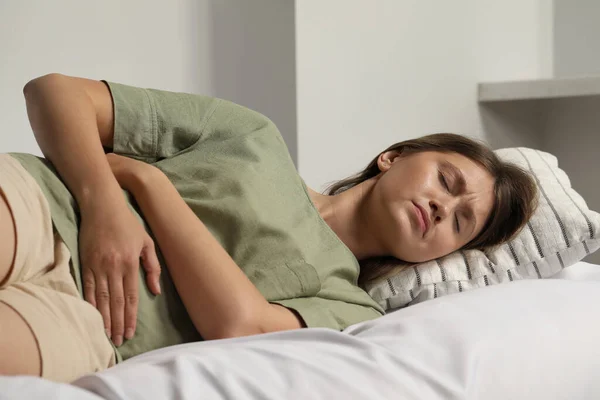Молода Жінка Яка Страждає Від Менструального Болю Ліжку Вдома — стокове фото