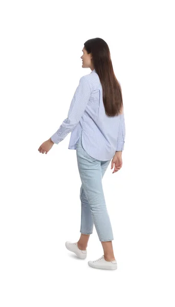 Beyaz Arka Planda Yürüyen Şık Kıyafetli Genç Bir Kadın — Stok fotoğraf