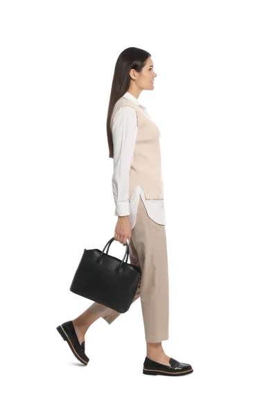 Ung Kvinna Med Elegant Läder Väska Promenader Vit Bakgrund — Stockfoto