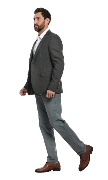 Beyaz Arka Planda Yürüyen Takım Elbiseli Yakışıklı Bir Adam — Stok fotoğraf