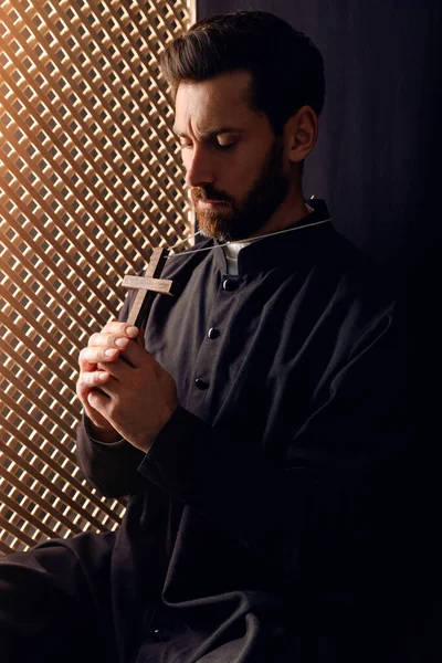 Katolicki Ksiądz Sutannie Trzymający Krzyż Konfesjonale — Zdjęcie stockowe