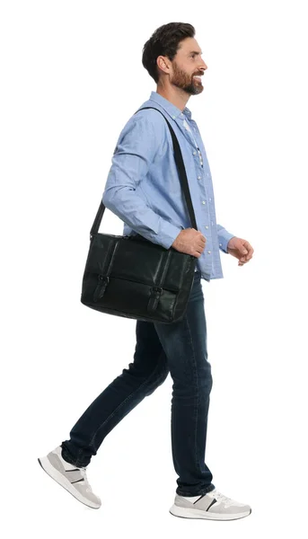 Knappe Man Met Tas Stijlvolle Outfit Lopend Witte Achtergrond — Stockfoto