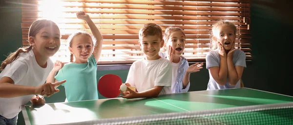 Χαριτωμένα Χαρούμενα Παιδιά Παίζουν Πινγκ Πονγκ Εσωτερικούς Χώρους Σχεδιασμός Banner — Φωτογραφία Αρχείου