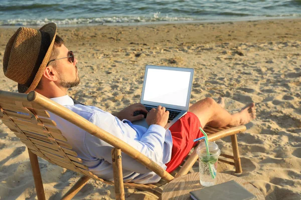 Hombre Con Portátil Sentado Playa Arena Viaje Negocios — Foto de Stock