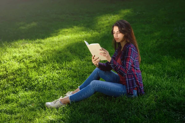 Ung Kvinna Läser Bok Grönt Gräs Utomhus — Stockfoto