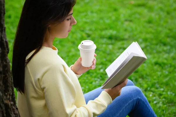 Ung Kvinna Med Kopp Kaffe Läsa Bok Parken — Stockfoto