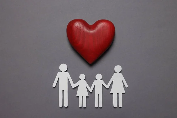 Familienfiguren Aus Papier Und Rotes Holzherz Auf Grauem Hintergrund Flach — Stockfoto