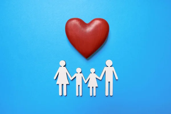 Figuras Família Coração Sobre Fundo Azul Claro Flat Lay Conceito — Fotografia de Stock