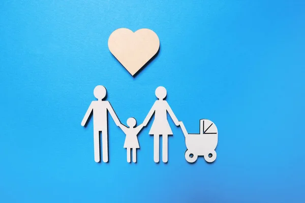 Familien Und Herzfiguren Auf Hellblauem Hintergrund Flach Gelegt Versicherungskonzept — Stockfoto