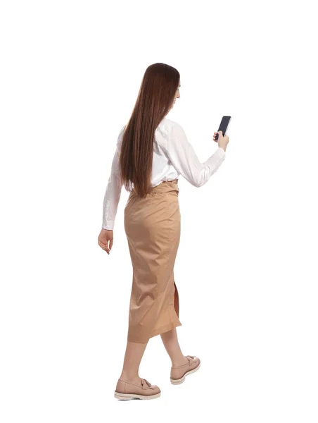 Ung Kvinna Casual Outfit Med Smartphone När Går Vit Bakgrund — Stockfoto