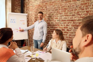 Çalışanların ofiste toplantısı var. Takım çalışması.