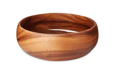 Tahta kase dolusu su beyazın üzerinde izole edilmiş.