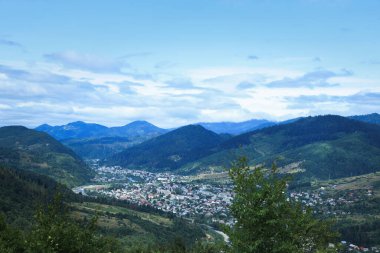 Bulutlu gökyüzünün altındaki güzel dağların resimli görüntüsü