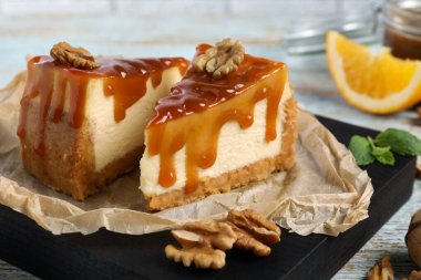 Masada cevizli lezzetli karamel peynirli kek parçaları, yakın plan.