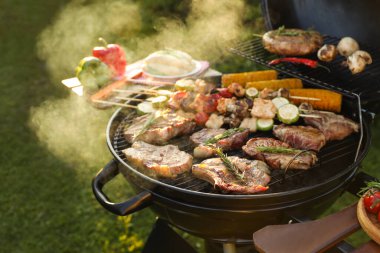 Barbekü ızgarasında et ve sebze pişirmek