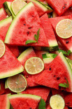 Limonlu ve nane arkaplanlı sulu karpuz dilimleri.