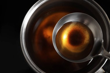 Tencere ve kepçe fırında kullanılmış yağ, yakın çekim.