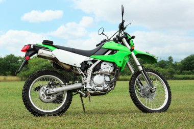 Yeşil çimlerin üzerinde lüks bir motosiklet.