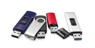 Beyaz arkaplanda farklı usb flash diskleri