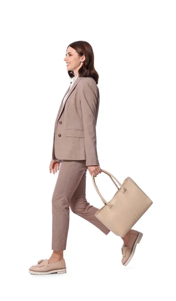 Jovem Empresária Feliz Com Saco Elegante Andando Sobre Fundo Branco — Fotografia de Stock