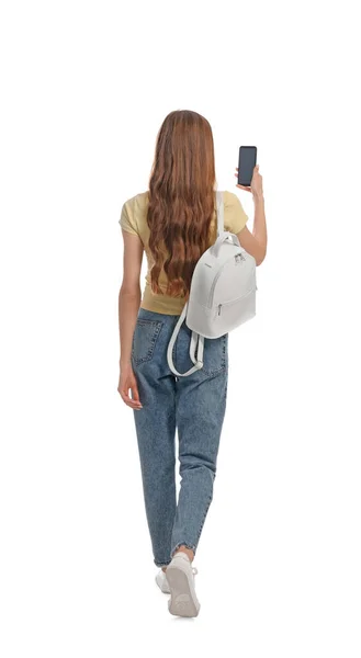 Jovem Mulher Roupa Casual Usando Smartphone Enquanto Caminha Fundo Branco — Fotografia de Stock