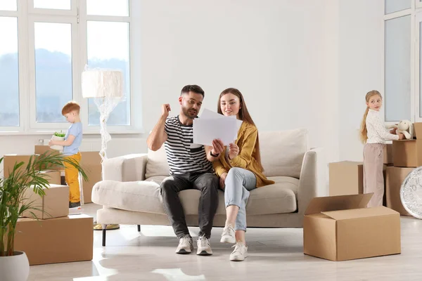 Family Settling Home Happy Wife Husband Choosing Interior Details While — Stock Photo, Image