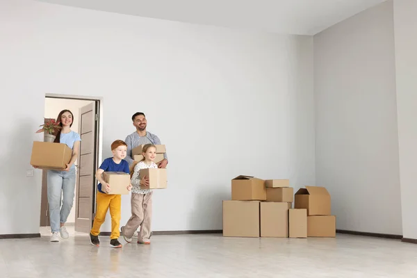 Familia Feliz Con Cajas Mudanza Que Entran Nuevo Apartamento Acomodarse — Foto de Stock